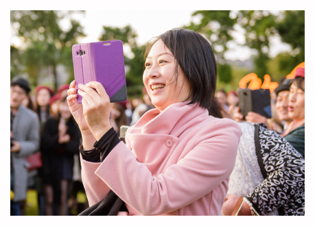 現場照片-女賓客使用手機拍照